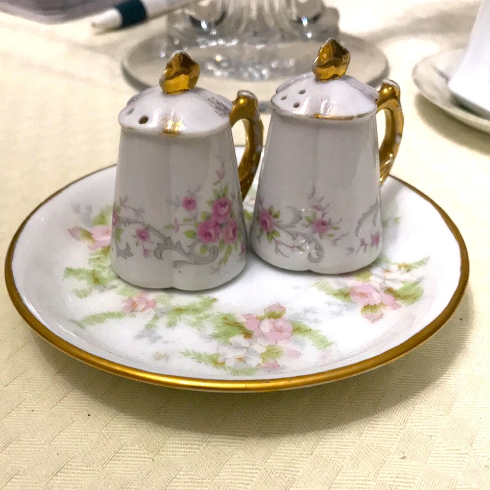 Salt & Pepper Shaker with saucer roses